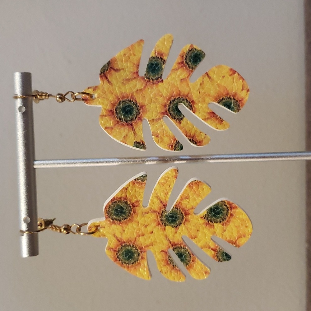 60. 3 Felt Dangle Earrings - Picture 2 of 11